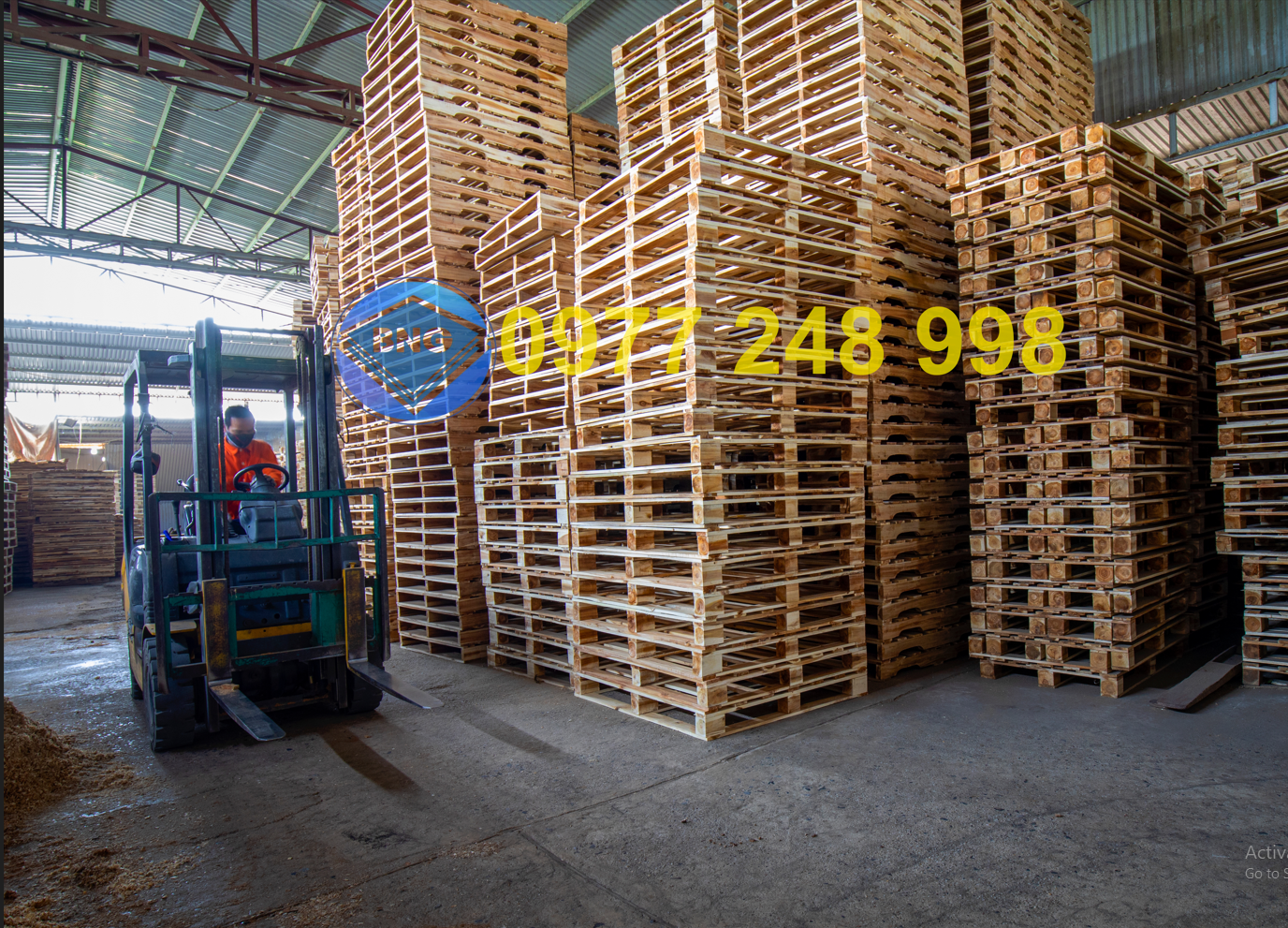 Pallet gỗ dùng trong kho ở khu công nghiệp