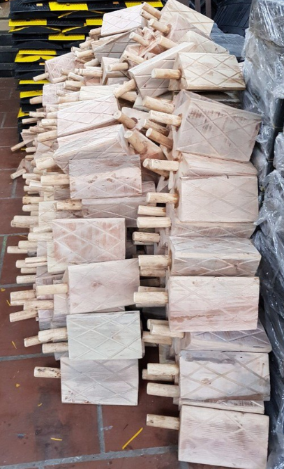 Cục chặn chèn bánh xe ô tô cầm tay bằng gỗ cao 14 rộng 15 dài