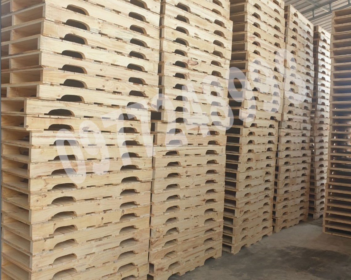 Pallet gỗ dùng trong kho logistics