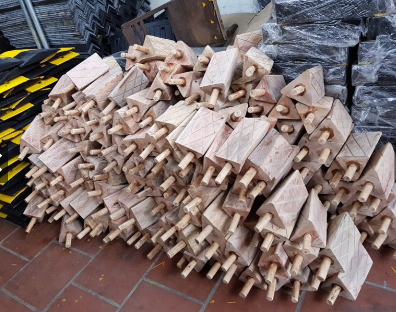 Cục chặn bánh xe ô tô bằng gỗ, cục chặn xe tải