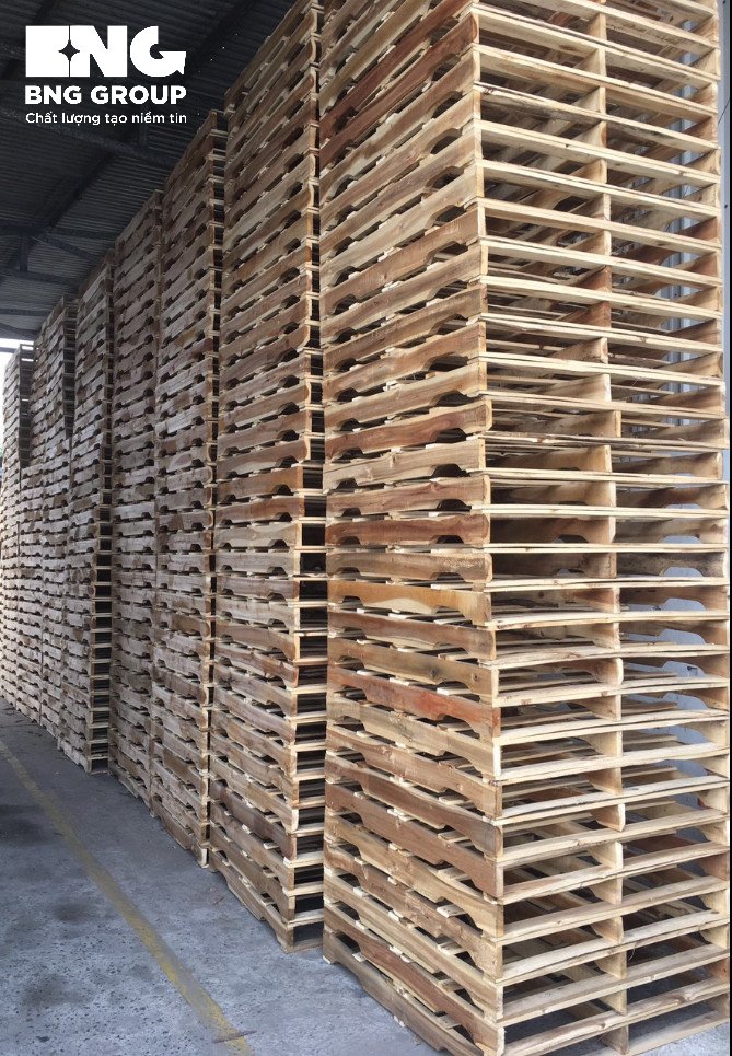 Pallet gỗ dùng trong kho chứa nguyên vật liệu