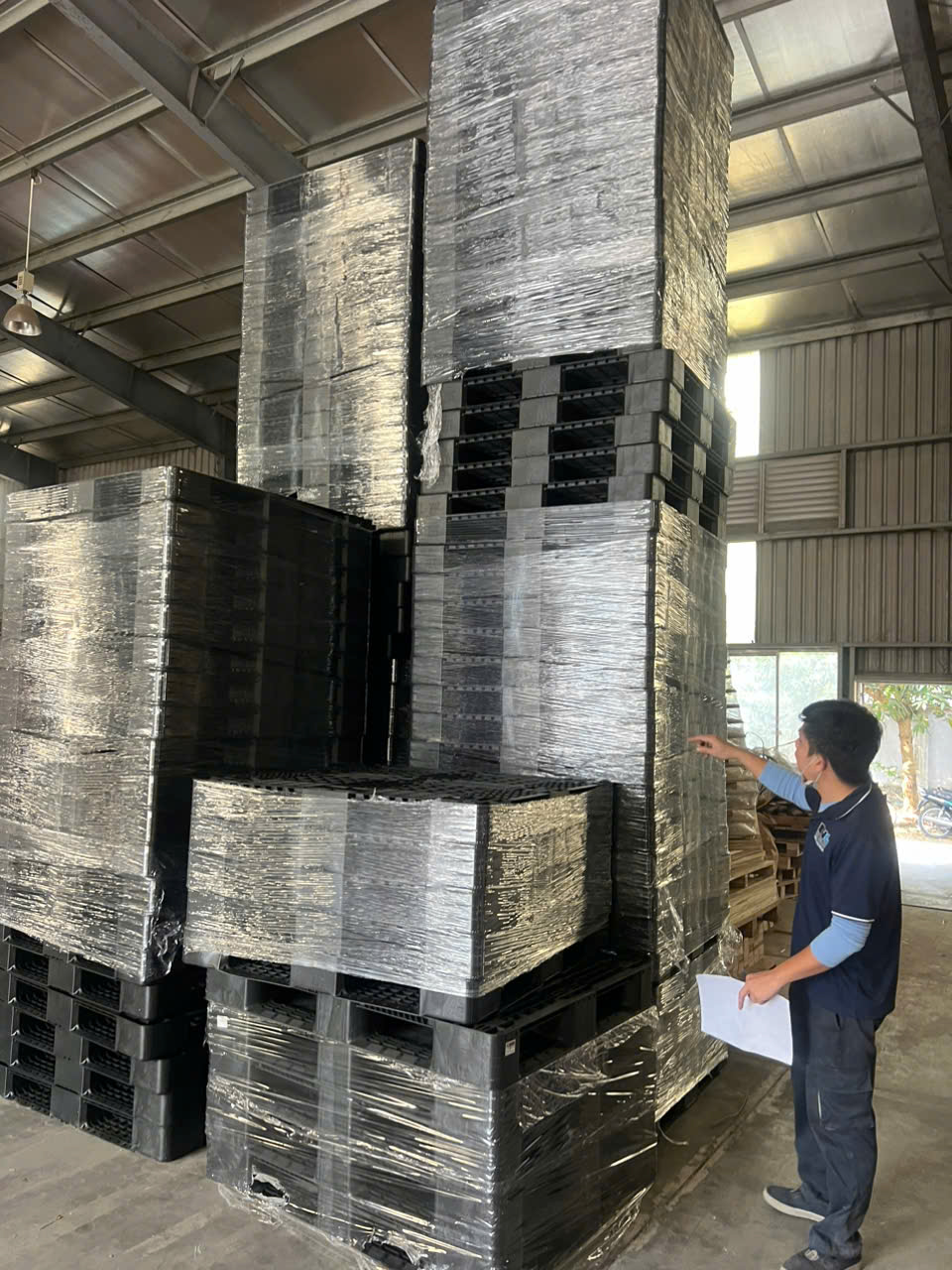 Pallet nhựa chống tràn